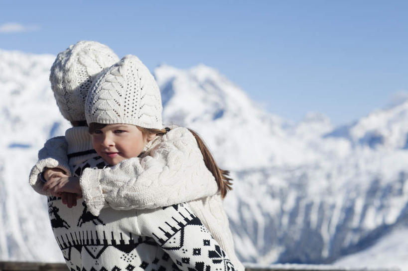西方人,儿童,中年人,两个人,家庭,母亲,女儿,站,抱,笑,微笑,露齿笑,横图,室外,白天,侧面,毛衣,旅游,度假,纯洁,石头,美景,山,雪,雪山,大雪,帽子,欧洲,欧洲人,服装,朦胧,模糊,石子,冰,积雪,景观,山峰,雪景,冬季,冬天,山峦,注视,娱乐,小孩,衣服,自然,观察,看,站着,享受,休闲,温暖,温馨,母女,一家人,景色,放松,寒冷,可爱,母爱,童年,童趣,服饰,抱着,观看,和睦,察看,冰冷,搂着,衣着,穿着,关注,自然风光,线衫,童真,烂漫,无邪,棉帽,严寒,冰凉,酷寒,凛冽,凛凛,极冷,衣饰,天真,女孩,女人,女性,中年女性,白种人,孩子,石块,岩石,怀抱,搂,搂抱,相抱,拥抱,站立,半身,彩图,绒衣,套衫,套头毛衣,线衣,融洽,女生