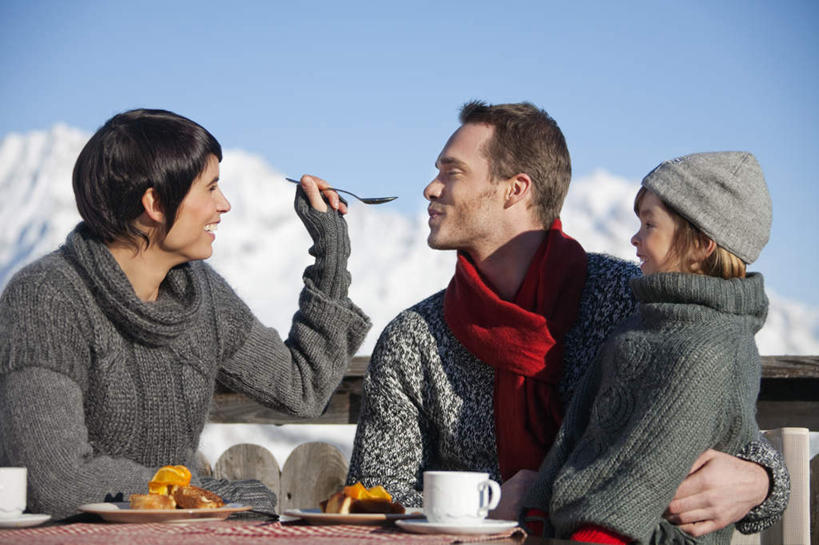 西方人,儿童,三个人,家庭,夫妻,母亲,父亲,女儿,栏杆,坐,抱,横图,室外,白天,正面,毛衣,爱情,旅游,度假,纯洁,石头,美景,山,雪,雪山,大雪,餐桌,桌子,杯子,帽子,欧洲,欧洲人,握,阴影,服装,装饰,光线,瓷器,石子,影子,勺子,冰,积雪,景观,山峰,雪景,冬季,冬天,围栏,咖啡杯,陶瓷制品,山峦,浪漫,拿,拿着,注视,娱乐,护栏,小孩,衣服,红色,蓝色,蓝天,天空,阳光,自然,围巾,调羹,汤匙,天,观察,看,享受,休闲,温暖,温馨,父女,母女,三口之家,一家人,景色,恩爱,放松,父爱,寒冷,可爱,母爱,童年,童趣,握着,恋人,服饰,晴朗,餐台,围脖,抱着,观看,保暖,华丽,点缀,和睦,察看,冰冷,搂着,衣着,御寒,穿着,关注,自然风光,瓷杯,线衫,童真,烂漫,无邪,万里无云,衬托,美观,雅致,雅观,棉帽,严寒,冰凉,酷寒,凛冽,凛凛,极冷,衣饰,天真,男人,男性,年轻男性,年轻女性,女孩,女人,女性,白种人,孩子,年轻人,夫妇,情侣,石块,岩石,晴空,晴空万里,怀抱,搂,搂抱,相抱,拥抱,坐着,半身,彩图,绒衣,套衫,套头毛衣,线衣,伴侣,融洽,女生