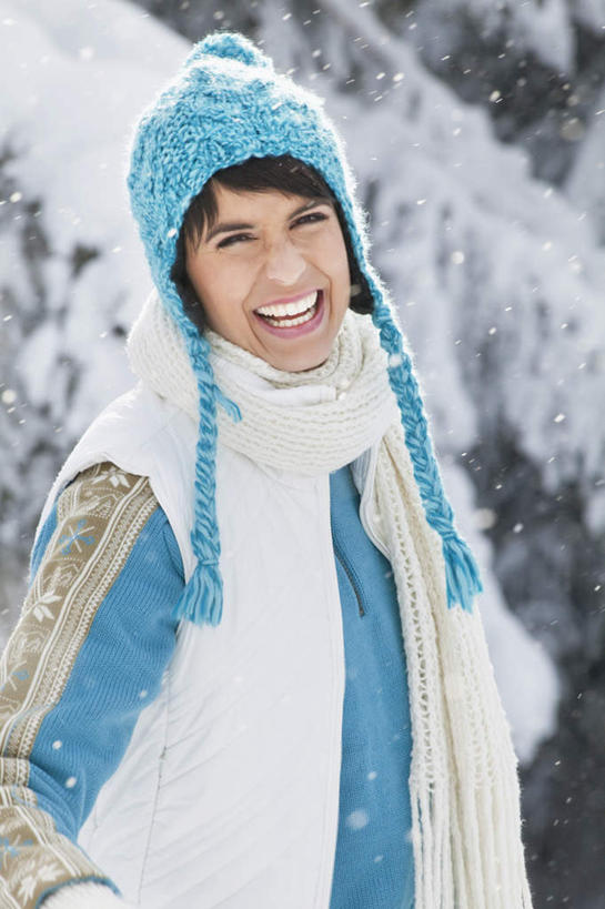 西方人,一个人,站,笑,微笑,露齿笑,竖图,室外,白天,正面,旅游,度假,石头,美景,山,雪,雪山,大雪,帽子,欧洲,欧洲人,仅一个女性,仅一个人,服装,朦胧,模糊,装饰,石子,冰,积雪,景观,山峰,雪景,冬季,冬天,山峦,注视,休闲装,娱乐,衣服,自然,围巾,观察,看,站着,仅一个中年女性,享受,休闲,温暖,休闲服,景色,放松,寒冷,服饰,围脖,观看,保暖,华丽,点缀,察看,冰冷,御寒,关注,自然风光,衬托,美观,雅致,雅观,棉帽,严寒,冰凉,酷寒,凛冽,凛凛,极冷,女人,女性,中年女性,白种人,石块,岩石,站立,半身,彩图