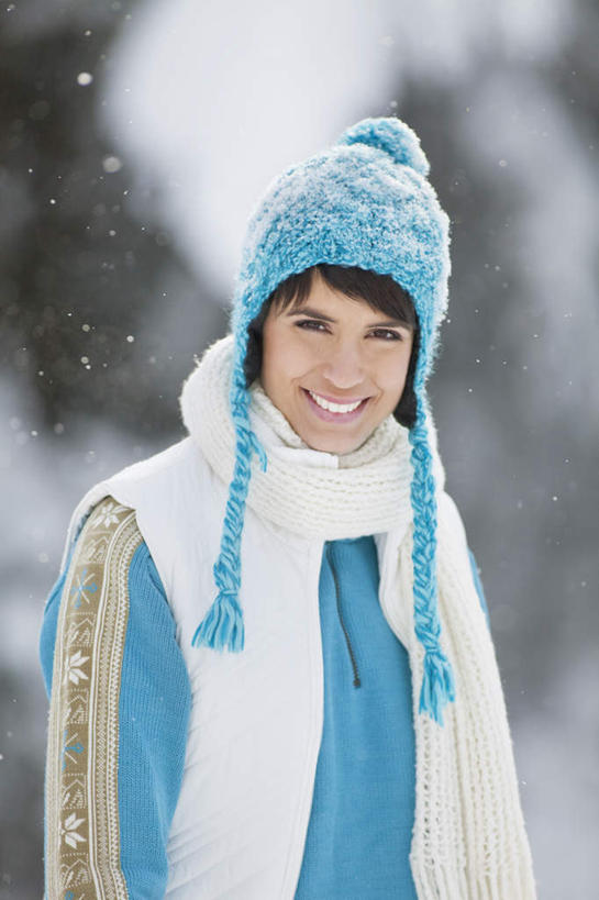 西方人,一个人,站,笑,微笑,露齿笑,竖图,室外,白天,正面,旅游,度假,石头,美景,山,雪,雪山,大雪,帽子,欧洲,欧洲人,仅一个女性,仅一个人,服装,朦胧,模糊,装饰,石子,冰,积雪,景观,山峰,雪景,冬季,冬天,山峦,注视,休闲装,礼帽,娱乐,衣服,自然,围巾,观察,看,站着,仅一个中年女性,享受,休闲,温暖,休闲服,景色,放松,寒冷,服饰,围脖,观看,保暖,华丽,点缀,察看,冰冷,御寒,关注,自然风光,衬托,美观,雅致,雅观,严寒,冰凉,酷寒,凛冽,凛凛,极冷,女人,女性,中年女性,白种人,石块,岩石,站立,半身,彩图