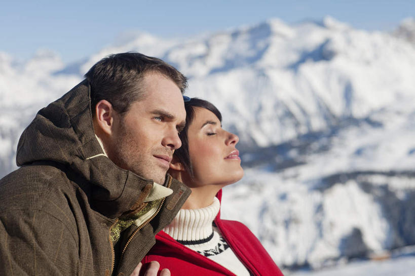 西方人,两个人,家庭,夫妻,站,闭眼,笑,微笑,横图,室外,白天,侧面,爱情,旅游,度假,石头,美景,山,雪,雪山,大雪,欧洲,欧洲人,阴影,服装,朦胧,模糊,光线,石子,影子,冰,积雪,景观,山峰,雪景,冬季,冬天,山峦,浪漫,依偎,注视,休闲装,娱乐,衣服,蓝色,蓝天,天空,阳光,自然,天,观察,看,靠,靠着,倚靠,站着,享受,休闲,温暖,温馨,一家人,休闲服,景色,恩爱,放松,寒冷,恋人,服饰,晴朗,观看,和睦,察看,冰冷,倚着,关注,自然风光,万里无云,依附,依赖,投靠,严寒,冰凉,酷寒,凛冽,凛凛,极冷,男人,男性,年轻男性,年轻女性,女人,女性,白种人,年轻人,夫妇,情侣,石块,岩石,晴空,晴空万里,闭眼睛,闭着眼,闭着眼睛,站立,半身,彩图,伴侣,融洽