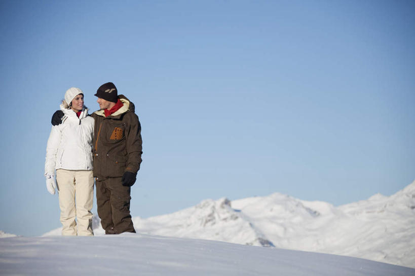 西方人,两个人,家庭,夫妻,站,抱,横图,室外,白天,正面,爱情,旅游,度假,石头,美景,山,雪,雪山,大雪,帽子,欧洲,欧洲人,阴影,服装,装饰,光线,石子,影子,冰,积雪,景观,山峰,雪景,冬季,冬天,山峦,浪漫,注视,娱乐,衣服,蓝色,蓝天,天空,阳光,自然,围巾,天,观察,看,站着,享受,休闲,温暖,温馨,一家人,景色,恩爱,放松,寒冷,恋人,服饰,晴朗,围脖,抱着,观看,保暖,华丽,点缀,和睦,察看,冰冷,搂着,御寒,关注,自然风光,滑雪服,万里无云,衬托,美观,雅致,雅观,棉帽,严寒,冰凉,酷寒,凛冽,凛凛,极冷,竞技服,旅游服,冬装,男人,男性,年轻男性,年轻女性,女人,女性,白种人,年轻人,夫妇,情侣,石块,岩石,晴空,晴空万里,怀抱,搂,搂抱,相抱,拥抱,站立,彩图,全身,伴侣,融洽