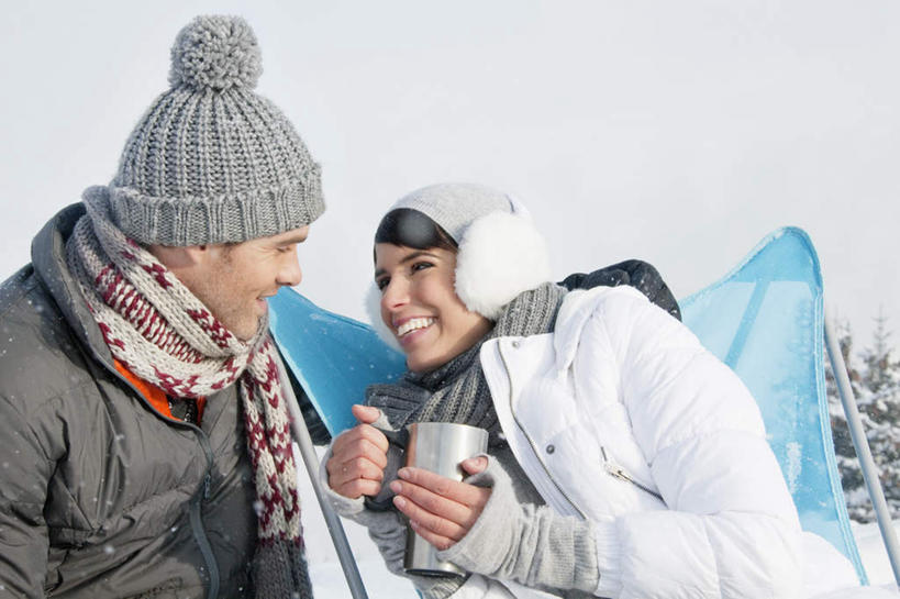 西方人,两个人,家庭,夫妻,坐,笑,微笑,露齿笑,横图,室外,白天,正面,爱情,旅游,度假,石头,美景,山,雪,雪山,大雪,帽子,椅子,欧洲,欧洲人,服装,装饰,石子,冰,积雪,景观,山峰,雪景,冬季,冬天,山峦,浪漫,注视,休闲装,娱乐,衣服,自然,围巾,观察,看,享受,休闲,温暖,温馨,一家人,休闲服,景色,恩爱,放松,寒冷,恋人,服饰,耳罩,观看,保暖,华丽,点缀,和睦,察看,冰冷,御寒,关注,自然风光,耳套,衬托,美观,雅致,雅观,棉帽,严寒,冰凉,酷寒,凛冽,凛凛,极冷,耳护,耳暖,男人,男性,年轻男性,年轻女性,女人,女性,白种人,年轻人,夫妇,情侣,石块,岩石,坐着,半身,彩图,伴侣,融洽