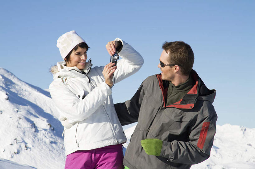 西方人,两个人,家庭,夫妻,站,横图,室外,白天,正面,爱情,旅游,度假,石头,美景,山,雪,雪山,大雪,帽子,相机,欧洲,欧洲人,握,阴影,服装,装饰,光线,墨镜,石子,眼镜,影子,冰,积雪,景观,山峰,雪景,冬季,冬天,山峦,浪漫,拿,拿着,注视,休闲装,娱乐,拍照,衣服,蓝色,蓝天,天空,阳光,自然,手套,数码相机,太阳镜,太阳眼镜,天,观察,看,站着,享受,休闲,温暖,温馨,一家人,休闲服,遮阳镜,景色,恩爱,放松,寒冷,握着,恋人,摄影,服饰,晴朗,观看,保暖,华丽,点缀,和睦,察看,冰冷,御寒,关注,自然风光,万里无云,衬托,美观,雅致,雅观,棉帽,严寒,冰凉,酷寒,凛冽,凛凛,极冷,男人,男性,年轻男性,年轻女性,女人,女性,白种人,年轻人,夫妇,情侣,照相机,石块,岩石,晴空,晴空万里,站立,半身,彩图,照相,伴侣,融洽