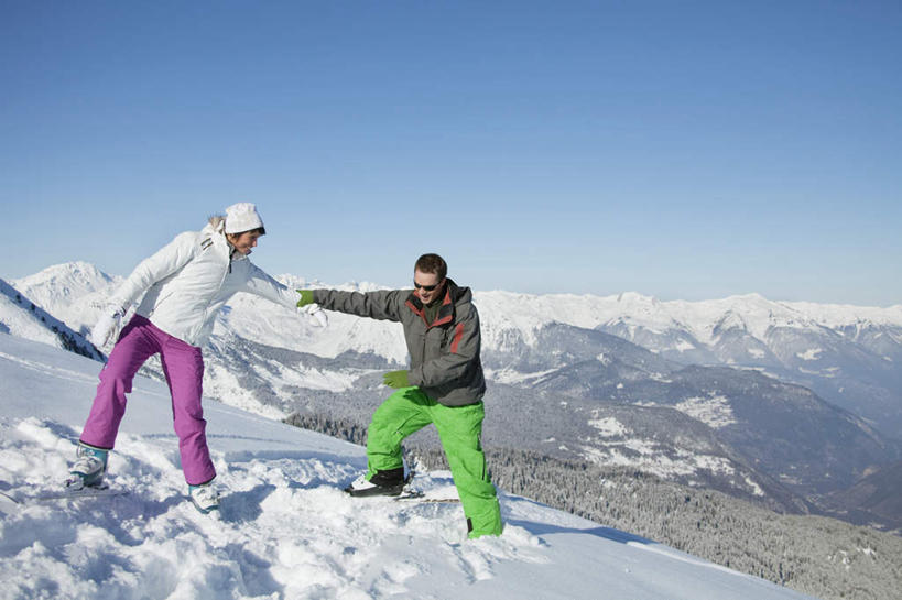 西方人,两个人,家庭,夫妻,站,握手,横图,室外,白天,正面,爱情,旅游,度假,石头,美景,山,雪,雪山,大雪,帽子,欧洲,欧洲人,阴影,服装,装饰,光线,石子,影子,冰,积雪,景观,山峰,雪景,冬季,冬天,山峦,浪漫,注视,休闲装,娱乐,衣服,蓝色,蓝天,天空,阳光,自然,手套,天,观察,看,站着,享受,休闲,温暖,温馨,一家人,休闲服,景色,恩爱,放松,寒冷,恋人,服饰,晴朗,观看,保暖,华丽,点缀,和睦,察看,冰冷,御寒,关注,自然风光,万里无云,衬托,美观,雅致,雅观,棉帽,严寒,冰凉,酷寒,凛冽,凛凛,极冷,男人,男性,年轻男性,年轻女性,女人,女性,白种人,年轻人,夫妇,情侣,石块,岩石,晴空,晴空万里,搀手,拉手,手搀手,手拉手,手牵手,手握手,站立,彩图,全身,伴侣,融洽