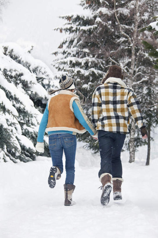 西方人,两个人,家庭,夫妻,走,握手,竖图,室外,白天,爱情,旅游,度假,石头,美景,山,树林,雪,雪山,植物,大雪,欧洲,欧洲人,服装,石子,冰,积雪,景观,山峰,雪景,冬季,冬天,山峦,浪漫,休闲装,娱乐,树,树木,背面,衣服,绿色,自然,享受,休闲,温暖,温馨,一家人,休闲服,景色,恩爱,放松,寒冷,恋人,服饰,生长,成长,和睦,冰冷,自然风光,严寒,冰凉,酷寒,凛冽,凛凛,极冷,男人,男性,年轻男性,年轻女性,女人,女性,白种人,年轻人,夫妇,情侣,石块,岩石,步行,搀手,拉手,散步,手搀手,手拉手,手牵手,手握手,走路,彩图,全身,伴侣,融洽