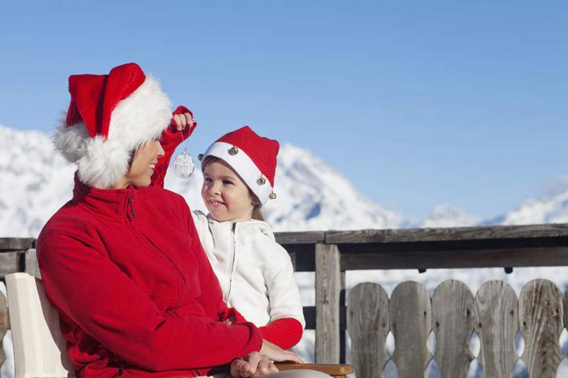 西方人,儿童,中年人,两个人,家庭,母亲,女儿,栏杆,站,坐,笑,微笑,露齿笑,横图,室外,白天,正面,毛衣,旅游,度假,纯洁,石头,美景,山,雪,雪山,大雪,帽子,欧洲,欧洲人,阴影,服装,光线,石子,影子,冰,积雪,景观,山峰,雪景,冬季,冬天,围栏,山峦,注视,娱乐,护栏,小孩,衣服,红色,蓝色,蓝天,天空,阳光,自然,天,观察,看,站着,享受,休闲,温暖,温馨,母女,一家人,圣诞帽,景色,放松,寒冷,可爱,母爱,童年,童趣,服饰,晴朗,观看,和睦,察看,冰冷,衣着,穿着,关注,自然风光,线衫,童真,烂漫,无邪,万里无云,棉帽,严寒,冰凉,酷寒,凛冽,凛凛,极冷,衣饰,天真,女孩,女人,女性,中年女性,白种人,孩子,石块,岩石,晴空,晴空万里,站立,坐着,半身,彩图,绒衣,套衫,套头毛衣,线衣,融洽,女生