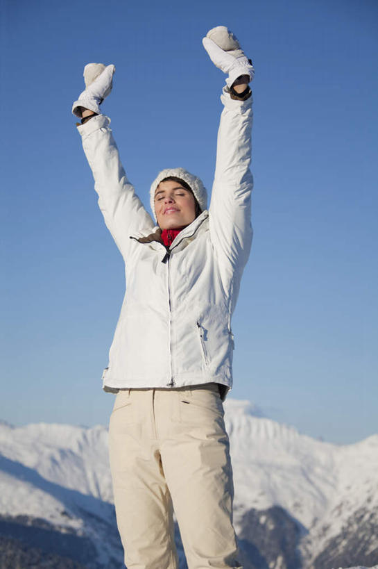 西方人,一个人,站,举,闭眼,竖图,室外,白天,正面,旅游,度假,石头,美景,山,雪,雪山,大雪,欧洲,欧洲人,仅一个女性,仅一个人,阴影,服装,装饰,光线,石子,影子,冰,积雪,景观,山峰,雪景,冬季,冬天,山峦,休闲装,娱乐,衣服,蓝色,蓝天,天空,阳光,自然,手套,天,托,站着,仅一个中年女性,享受,休闲,温暖,休闲服,景色,放松,寒冷,服饰,晴朗,保暖,华丽,点缀,冰冷,御寒,自然风光,万里无云,衬托,美观,雅致,雅观,严寒,冰凉,酷寒,凛冽,凛凛,极冷,女人,女性,中年女性,白种人,石块,岩石,晴空,晴空万里,闭眼睛,闭着眼,闭着眼睛,举起,举手,举着,向上举,向上伸,向上托,站立,半身,彩图