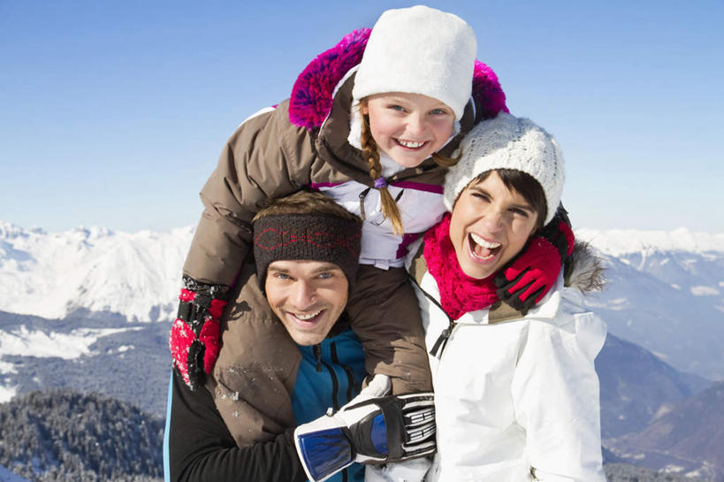 西方人,儿童,三个人,家庭,夫妻,母亲,父亲,女儿,站,抱,笑,微笑,露齿笑,横图,室外,白天,正面,爱情,旅游,度假,纯洁,石头,美景,山,雪,雪山,大雪,帽子,欧洲,欧洲人,阴影,服装,装饰,光线,石子,影子,冰,积雪,景观,山峰,雪景,冬季,冬天,山峦,浪漫,注视,娱乐,小孩,衣服,蓝色,蓝天,天空,阳光,自然,围巾,天,观察,看,站着,享受,休闲,温暖,温馨,父女,母女,三口之家,一家人,景色,恩爱,放松,父爱,寒冷,可爱,母爱,童年,童趣,恋人,服饰,晴朗,围脖,抱着,观看,保暖,华丽,点缀,和睦,察看,冰冷,搂着,御寒,关注,自然风光,滑雪服,童真,烂漫,无邪,万里无云,衬托,美观,雅致,雅观,棉帽,严寒,冰凉,酷寒,凛冽,凛凛,极冷,竞技服,旅游服,冬装,天真,男人,男性,年轻男性,年轻女性,女孩,女人,女性,白种人,孩子,年轻人,夫妇,情侣,石块,岩石,晴空,晴空万里,怀抱,搂,搂抱,相抱,拥抱,站立,半身,彩图,伴侣,融洽,女生