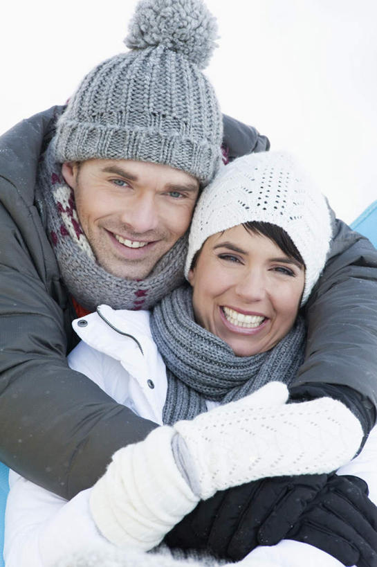 西方人,两个人,家庭,夫妻,站,抱,笑,微笑,露齿笑,竖图,室外,白天,正面,爱情,旅游,度假,石头,美景,山,雪,雪山,大雪,帽子,欧洲,欧洲人,服装,装饰,石子,冰,积雪,景观,山峰,雪景,冬季,冬天,山峦,浪漫,注视,休闲装,娱乐,衣服,自然,手套,围巾,观察,看,站着,享受,休闲,温暖,温馨,一家人,休闲服,景色,恩爱,放松,寒冷,恋人,服饰,围脖,抱着,观看,保暖,华丽,点缀,和睦,察看,冰冷,搂着,御寒,关注,自然风光,衬托,美观,雅致,雅观,棉帽,严寒,冰凉,酷寒,凛冽,凛凛,极冷,男人,男性,年轻男性,年轻女性,女人,女性,白种人,年轻人,夫妇,情侣,石块,岩石,怀抱,搂,搂抱,相抱,拥抱,站立,半身,彩图,伴侣,融洽