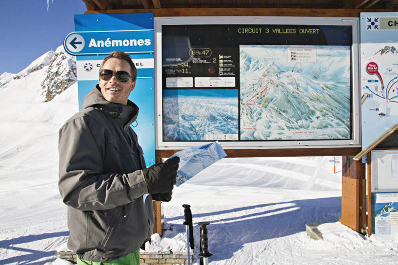 西方人,一个人,站,横图,室外,白天,侧面,旅游,度假,石头,美景,山,雪,雪山,大雪,道路,地图,欧洲,欧洲人,仅一个男性,仅一个人,握,服装,信息,英文,标志,墨镜,石子,文字,眼镜,字符,字母,冰,积雪,景观,山峰,雪景,冬季,冬天,交通,山峦,拿,拿着,注视,休闲装,方向,娱乐,标识,仅一个年轻男性,衣服,自然,太阳镜,太阳眼镜,观察,看,站着,享受,休闲,休闲服,遮阳镜,景色,放松,寒冷,握着,服饰,观看,引导,指引,英文字母,察看,冰冷,关注,自然风光,严寒,冰凉,酷寒,凛冽,凛凛,极冷,男人,男性,年轻男性,白种人,石块,岩石,站立,半身,彩图,导航