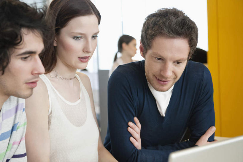 西方人,四个人,同事,商务人士,商务男性,商务女性,办公室,坐,双手交叉,横图,室内,白天,正面,衬衫,成功,合作,团队,集体,信心,电脑,笔记本电脑,家具,桌子,欧洲,欧洲人,套装,服装,网络,办公桌,注视,休闲装,通讯设备,队伍,衣服,观察,看,休闲,休闲服,服饰,观看,一台,察看,无线,领导,双手抱胸,成就,关注,通信设备,商务装,无线网络,合伙,领袖,无线上网,便携式电脑,工薪阶层,办公家具,手提电脑,男人,男性,年轻男性,年轻女性,女人,女性,白种人,白领,上班族,坐着,半身,彩图,衬衣