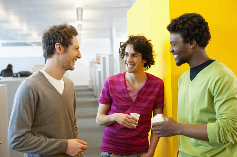 西方人,三个人,同事,商务人士,商务男性,站,笑,说,微笑,露齿笑,横图,室内,白天,正面,衬衫,讨论,成功,合作,团队,集体,信心,杯子,照明,欧洲,非洲,黑人,欧洲人,握,阴影,套装,服装,光线,影子,墙,走道,走廊,过道,灯光,拿,拿着,休闲装,队伍,顶灯,墙壁,墙面,玻璃制品,灯,衣服,水杯,灯具,站着,休闲,休闲服,握着,服饰,照亮,领导,照明设备,成就,商务装,合伙,领袖,工薪阶层,交流,男人,男性,年轻男性,白种人,非洲人,白领,上班族,玻璃杯,沟通,讲话,交谈,商讨,说话,谈话,站立,半身,彩图,衬衣