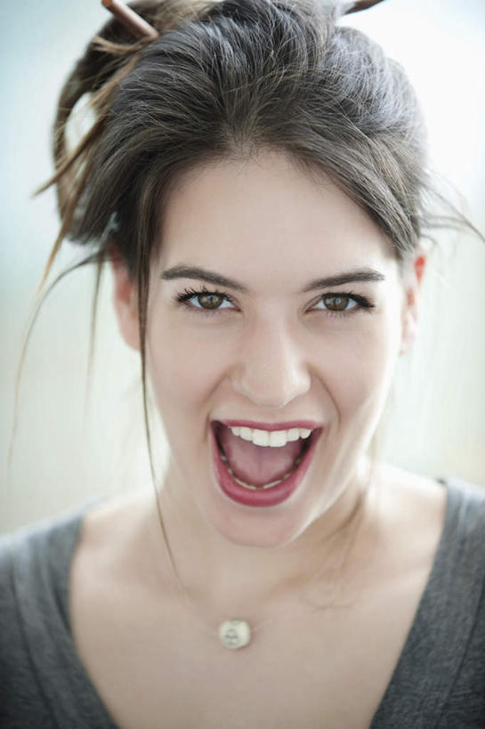 西方人,脸,头,脸颊,一个人,商务人士,商务女性,笑,微笑,露齿笑,竖图,室内,特写,白天,正面,项链,欧洲,欧洲人,仅一个年轻女性,仅一个女性,仅一个人,套装,服装,注视,休闲装,肩膀,装饰品,衣服,饰品,首饰,观察,看,休闲,休闲服,服饰,观看,察看,关注,商务装,工薪阶层,年轻女性,女人,女性,白种人,头部,脸部,脸蛋,面部,白领,上班族,半身,彩图