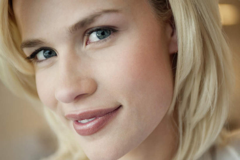 西方人,脸,头,脸颊,头发,一个人,笑,微笑,露齿笑,横图,室内,特写,白天,正面,欧洲,欧洲人,仅一个年轻女性,仅一个女性,仅一个人,朦胧,模糊,注视,观察,看,金色,观看,察看,关注,年轻女性,女人,女性,白种人,头部,长发,直发,脸部,脸蛋,面部,半身,彩图