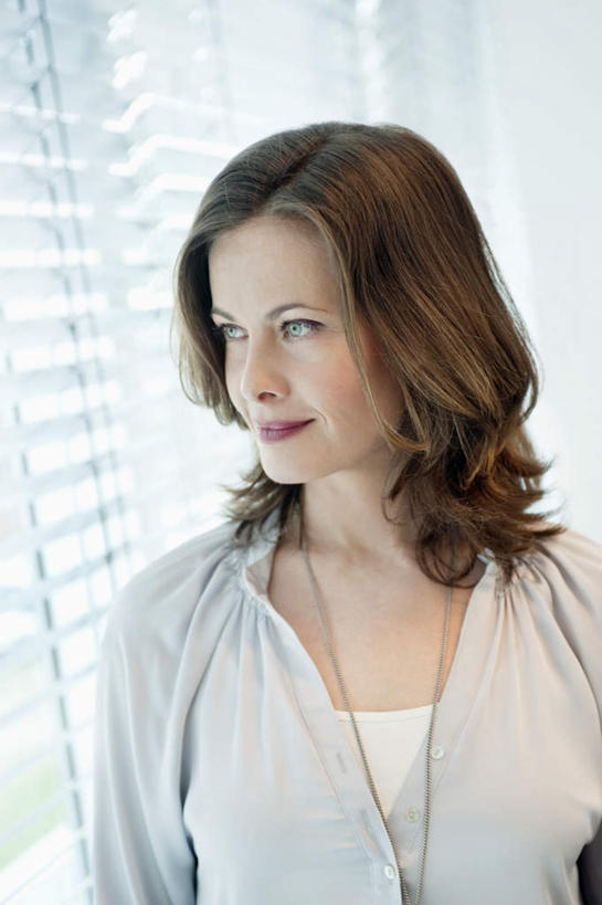 西方人,一个人,站,笑,微笑,竖图,室内,白天,正面,窗户,项链,欧洲,欧洲人,仅一个女性,仅一个人,服装,百叶窗,墙,注视,休闲装,墙壁,墙面,装饰品,衣服,饰品,首饰,观察,看,站着,仅一个中年女性,休闲,休闲服,服饰,观看,察看,关注,女人,女性,中年女性,白种人,站立,半身,彩图