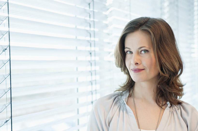 西方人,脸,头,脸颊,头发,一个人,站,笑,微笑,横图,室内,特写,白天,正面,窗户,项链,欧洲,欧洲人,仅一个女性,仅一个人,服装,百叶窗,棕色,注视,休闲装,肩膀,装饰品,衣服,饰品,首饰,观察,看,站着,仅一个中年女性,休闲,休闲服,服饰,观看,察看,关注,女人,女性,中年女性,白种人,头部,长发,卷发,脸部,脸蛋,面部,站立,半身,彩图