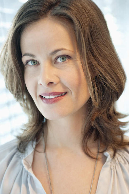 西方人,脸,头,脸颊,头发,一个人,商务人士,商务女性,站,笑,微笑,露齿笑,竖图,室内,特写,白天,正面,欧洲,欧洲人,仅一个女性,仅一个人,套装,棕色,注视,肩膀,观察,看,站着,仅一个中年女性,观看,察看,关注,商务装,工薪阶层,女人,女性,中年女性,白种人,头部,长发,卷发,脸部,脸蛋,面部,白领,上班族,站立,半身,彩图