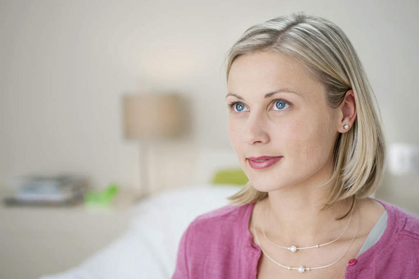 西方人,头发,一个人,坐,横图,室内,特写,白天,正面,床,靠垫,台灯,卧室,项链,照明,欧洲,欧洲人,仅一个年轻女性,仅一个女性,仅一个人,服装,朦胧,模糊,墙,双人床,灯光,床单,靠枕,注视,休闲装,被子,墙壁,墙面,灯,装饰品,衣服,饰品,首饰,灯具,垫子,枕头,观察,看,休闲,休闲服,金色,服饰,观看,照亮,察看,被单,照明设备,关注,年轻女性,女人,女性,白种人,直发,坐着,半身,彩图,睡房,卧房,短发