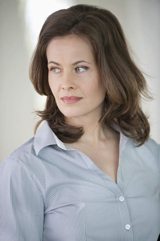 西方人,脸,头,脸颊,一个人,商务人士,商务女性,站,笑,微笑,露齿笑,竖图,室内,特写,白天,正面,欧洲,欧洲人,仅一个女性,仅一个人,套装,朦胧,模糊,注视,肩膀,观察,看,站着,仅一个中年女性,观看,察看,关注,商务装,工薪阶层,女人,女性,中年女性,白种人,头部,脸部,脸蛋,面部,白领,上班族,站立,半身,彩图