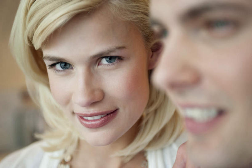 西方人,脸,头,脸颊,两个人,家庭,夫妻,笑,微笑,露齿笑,横图,室内,特写,白天,正面,爱情,欧洲,欧洲人,服装,朦胧,模糊,浪漫,注视,休闲装,肩膀,衣服,观察,看,休闲,温暖,温馨,一家人,休闲服,恩爱,恋人,服饰,观看,和睦,察看,关注,男人,男性,年轻男性,年轻女性,女人,女性,白种人,年轻人,头部,脸部,脸蛋,面部,夫妇,情侣,半身,彩图,伴侣,融洽