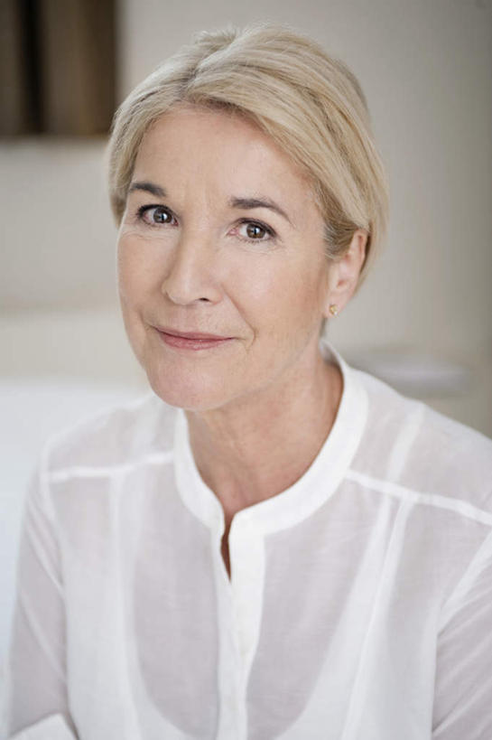 西方人,脸,头,脸颊,一个人,笑,微笑,竖图,室内,特写,白天,正面,欧洲,欧洲人,仅一个女性,仅一个人,服装,朦胧,模糊,注视,休闲装,肩膀,衣服,观察,看,休闲,休闲服,服饰,仅一个老年女性,观看,察看,关注,老年女性,女人,女性,白种人,头部,脸部,脸蛋,面部,半身,彩图