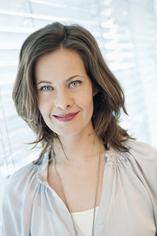 西方人,脸,头,脸颊,头发,一个人,商务人士,商务女性,站,笑,微笑,竖图,室内,特写,白天,正面,欧洲,欧洲人,仅一个女性,仅一个人,套装,棕色,注视,肩膀,观察,看,站着,仅一个中年女性,观看,察看,关注,商务装,工薪阶层,女人,女性,中年女性,白种人,头部,长发,卷发,脸部,脸蛋,面部,白领,上班族,站立,半身,彩图