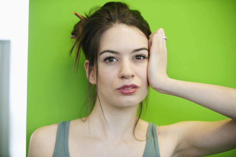 西方人,脸,头,脸颊,一个人,站,横图,室内,特写,白天,正面,欧洲,欧洲人,仅一个年轻女性,仅一个女性,仅一个人,撑,服装,背心,墙,托腮,注视,肩膀,墙壁,墙面,衣服,绿色,观察,看,托,站着,服饰,观看,察看,衣着,穿着,关注,托下巴,衣饰,年轻女性,女人,女性,白种人,头部,脸部,脸蛋,面部,站立,半身,彩图