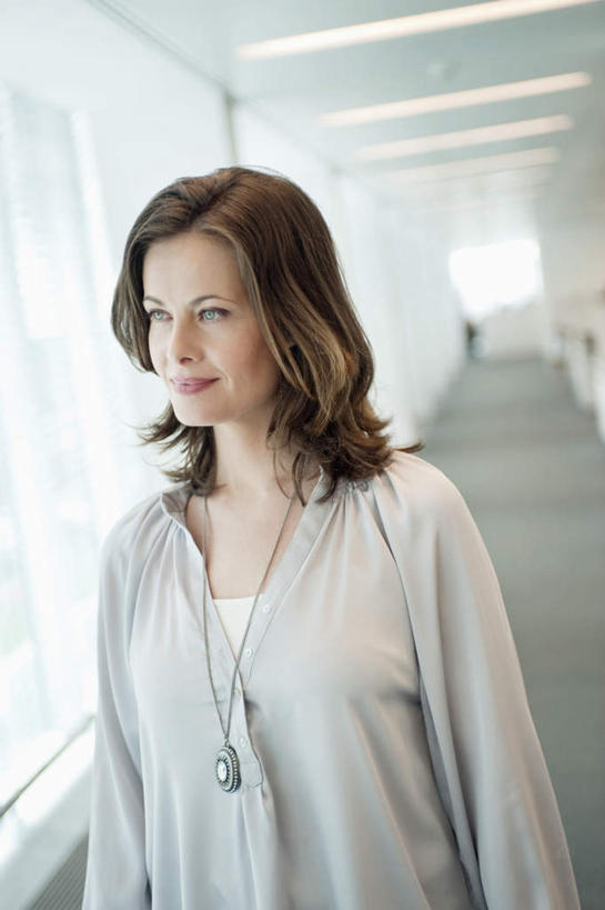 西方人,一个人,站,笑,微笑,竖图,室内,白天,正面,窗户,项链,欧洲,欧洲人,仅一个女性,仅一个人,服装,百叶窗,走道,走廊,过道,注视,休闲装,装饰品,衣服,饰品,首饰,观察,看,站着,仅一个中年女性,休闲,休闲服,服饰,观看,察看,关注,女人,女性,中年女性,白种人,站立,半身,彩图