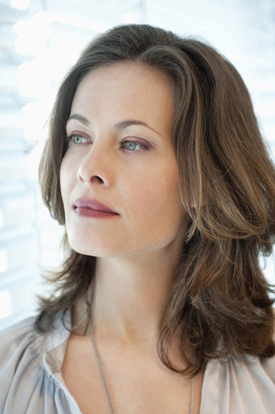 西方人,脸,头,脸颊,头发,一个人,商务人士,商务女性,站,笑,微笑,竖图,室内,特写,白天,正面,欧洲,欧洲人,仅一个女性,仅一个人,套装,棕色,注视,肩膀,观察,看,站着,仅一个中年女性,观看,察看,关注,商务装,工薪阶层,女人,女性,中年女性,白种人,头部,长发,卷发,脸部,脸蛋,面部,白领,上班族,站立,半身,彩图