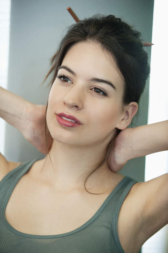 西方人,脸,头,脸颊,手,一个人,站,笑,微笑,竖图,室内,特写,白天,正面,欧洲,欧洲人,双手,仅一个年轻女性,仅一个女性,仅一个人,抱头,服装,背心,注视,肩膀,衣服,观察,看,站着,手部,服饰,观看,察看,衣着,穿着,关注,捧首,捧头,衣饰,年轻女性,女人,女性,白种人,头部,脸部,脸蛋,面部,站立,半身,彩图