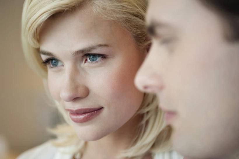 西方人,脸,头,脸颊,两个人,家庭,夫妻,笑,微笑,露齿笑,横图,室内,特写,白天,正面,爱情,欧洲,欧洲人,服装,朦胧,模糊,浪漫,注视,休闲装,肩膀,衣服,观察,看,休闲,温暖,温馨,一家人,休闲服,恩爱,恋人,服饰,观看,和睦,察看,关注,男人,男性,年轻男性,年轻女性,女人,女性,白种人,年轻人,头部,脸部,脸蛋,面部,夫妇,情侣,半身,彩图,伴侣,融洽