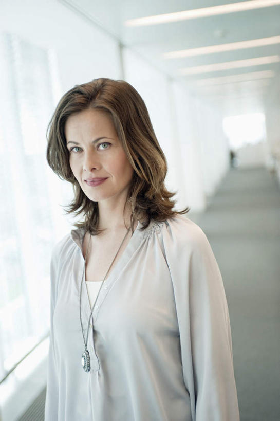 西方人,一个人,站,笑,微笑,竖图,室内,白天,正面,窗户,项链,欧洲,欧洲人,仅一个女性,仅一个人,服装,百叶窗,走道,走廊,过道,注视,休闲装,装饰品,衣服,饰品,首饰,观察,看,站着,仅一个中年女性,休闲,休闲服,服饰,观看,察看,关注,女人,女性,中年女性,白种人,站立,半身,彩图