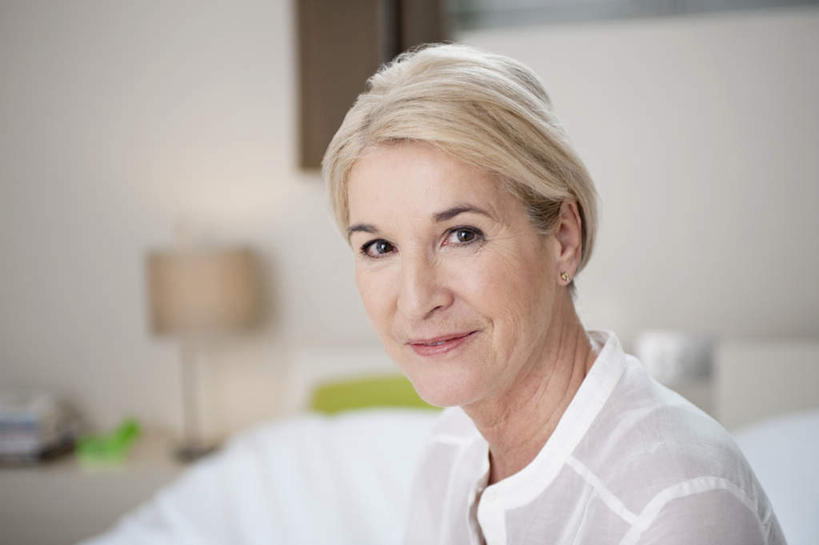 西方人,脸,头,脸颊,一个人,坐,笑,微笑,横图,室内,特写,白天,侧面,床,台灯,卧室,照明,欧洲,欧洲人,仅一个女性,仅一个人,服装,朦胧,模糊,双人床,灯光,床单,注视,休闲装,被子,肩膀,灯,衣服,灯具,观察,看,仅一个中年女性,休闲,休闲服,服饰,观看,照亮,察看,被单,照明设备,关注,女人,女性,中年女性,白种人,头部,脸部,脸蛋,面部,坐着,半身,彩图,睡房,卧房