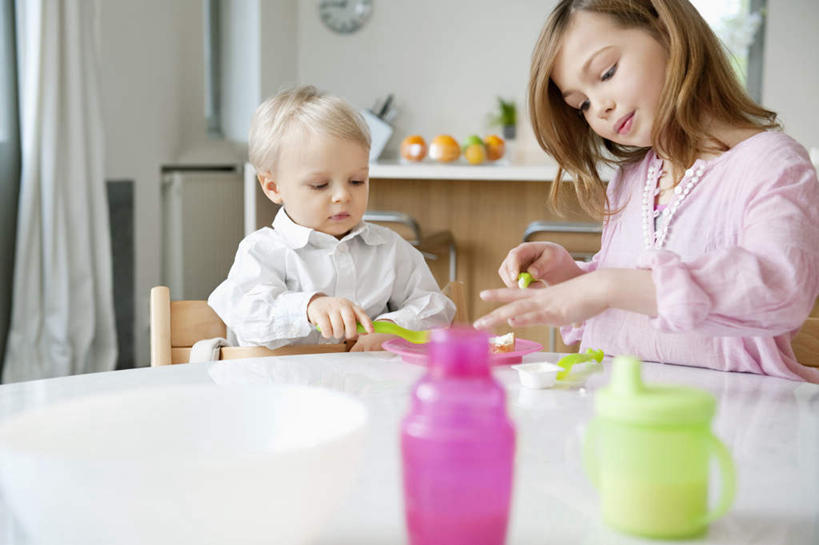 牛奶,西方人,儿童,两个人,家庭,坐,横图,室内,白天,正面,纯洁,餐桌,窗帘,桌子,欧洲,欧洲人,握,阴影,服装,朦胧,模糊,装饰,反射,影子,墙,饮品,营养,注视,休闲装,墙壁,墙面,玻璃制品,饮料,小孩,衣服,帘子,玻璃瓶,瓶子,观察,看,休闲,温暖,温馨,一家人,休闲服,遮阳,可爱,童年,童趣,握着,服饰,餐台,观看,华丽,修饰,点缀,和睦,察看,乳制品,奶,牛乳,关注,童真,烂漫,无邪,衬托,美观,雅致,雅观,安神,天真,男孩,男人,男性,女孩,女人,女性,白种人,坐着,半身,彩图,融洽,男生,女生