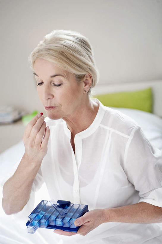 西方人,一个人,坐,吃,竖图,室内,白天,正面,安全,靠垫,欧洲,欧洲人,仅一个女性,仅一个人,握,阴影,服装,反射,药剂,药丸,影子,墙,防护,靠枕,注视,休闲装,药片,墙壁,墙面,衣服,白色,容器,药品,垫子,枕头,观察,看,休闲,休闲服,治疗,握着,服饰,仅一个老年女性,观看,储藏,保护,药物,察看,医疗,储存,关注,保险,预防,平安,老年女性,女人,女性,白种人,嚼,食,坐着,半身,彩图,贮存