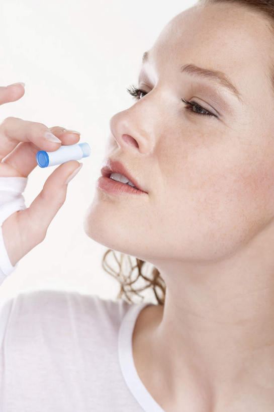 西方人,脸,头,脸颊,手,一个人,吃,竖图,室内,特写,白天,白色背景,正面,安全,欧洲,欧洲人,仅一个女性,仅一个人,握,阴影,服装,反射,药剂,药丸,影子,防护,注视,休闲装,药片,肩膀,衣服,容器,药品,观察,看,仅一个中年女性,休闲,手部,休闲服,治疗,握着,摄影,服饰,影棚,观看,储藏,保护,单手,药物,察看,医疗,储存,关注,保险,预防,平安,女人,女性,中年女性,白种人,头部,脸部,脸蛋,面部,嚼,食,半身,彩图,影棚拍摄,拍摄,贮存