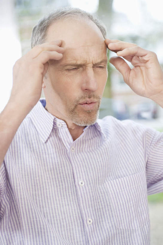 西方人,手,一个人,闭眼,竖图,室内,白天,正面,按摩,窗户,欧洲,欧洲人,双手,仅一个男性,仅一个人,阴影,服装,朦胧,模糊,反射,影子,休闲装,玻璃窗,衣服,仅一个老年男性,享受,休闲,健康,手部,休闲服,保健,服饰,指压,老年男性,男人,男性,白种人,闭眼睛,闭着眼,闭着眼睛,半身,彩图,推拿