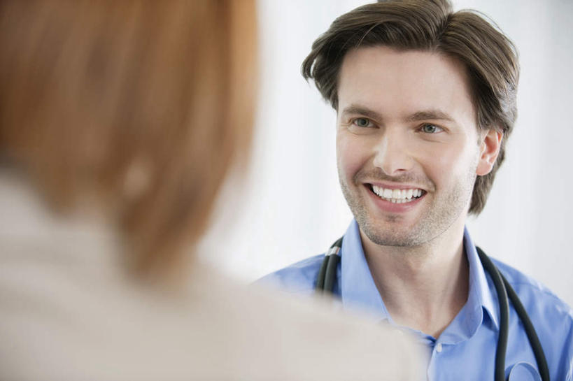 西方人,脸,头,脸颊,背部,两个人,医生,病人,笑,微笑,露齿笑,横图,室内,特写,白天,正面,衬衫,欧洲,欧洲人,阴影,服装,朦胧,模糊,反射,影子,注视,休闲装,肩膀,相视,一个,衣服,听诊器,观察,看,医护人员,医疗人员,休闲,面对面,休闲服,服饰,单个,观看,对视,察看,医疗设备,互视,关注,病患,医疗器械,相对,医疗工具,相看,检测工具,男人,男性,年轻女性,女人,女性,中年男性,白种人,头部,脸部,脸蛋,面部,大夫,患者,就医者,半身,彩图,衬衣