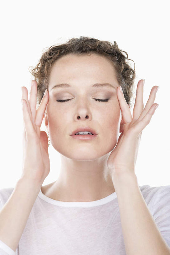 西方人,手,一个人,站,闭眼,竖图,室内,白天,白色背景,正面,按摩,欧洲,欧洲人,双手,仅一个年轻女性,仅一个女性,仅一个人,擦,抚摸,阴影,服装,反射,影子,休闲装,衣服,站着,享受,休闲,健康,手部,休闲服,擦拭,保健,摄影,服饰,影棚,指压,揩擦,拭,年轻女性,女人,女性,白种人,闭眼睛,闭着眼,闭着眼睛,站立,半身,彩图,影棚拍摄,推拿,拍摄,轻抚