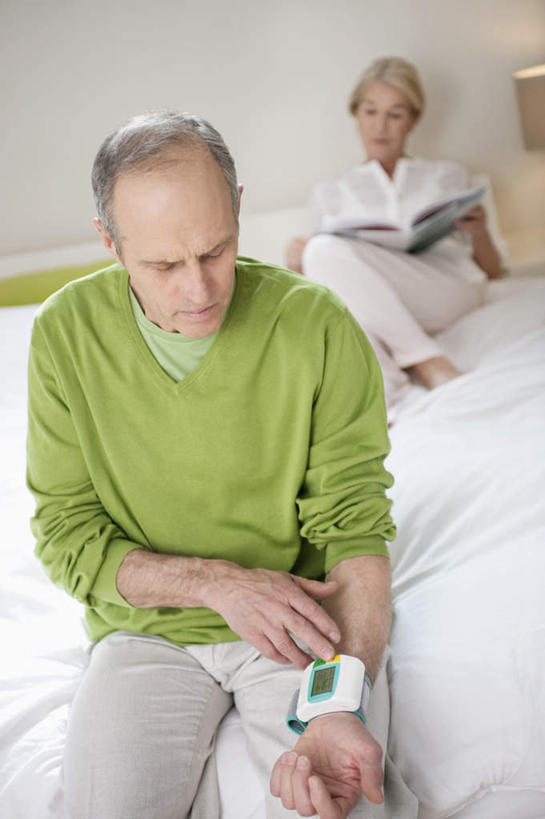 西方人,两个人,家庭,夫妻,坐,竖图,室内,白天,正面,爱情,床,靠垫,卧室,书籍,欧洲,欧洲人,一本,握,阴影,服装,反射,测量,影子,刻度,墙,床单,靠枕,浪漫,注视,休闲装,被子,墙壁,墙面,衣服,白色,垫子,枕头,低头,观察,看,休闲,温暖,温馨,一家人,休闲服,恩爱,握着,恋人,服饰,单人床,观看,测量工具,和睦,察看,医疗设备,血压计,被单,关注,医疗器械,量具,量仪,血压表,垂头,老年男性,老年女性,男人,男性,女人,女性,白种人,夫妇,情侣,书,图书,坐着,半身,彩图,睡房,卧房,伴侣,融洽