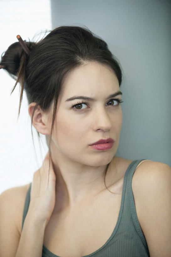 西方人,脸,头,脸颊,手,头发,一个人,站,摸,竖图,室内,特写,白天,正面,欧洲,欧洲人,仅一个年轻女性,仅一个女性,仅一个人,抚摸,阴影,服装,反射,背心,影子,墙,注视,肩膀,墙壁,墙面,衣服,黑色,观察,看,站着,手部,服饰,观看,单手,盘发,察看,衣着,穿着,关注,衣饰,年轻女性,女人,女性,白种人,头部,长发,直发,脸部,脸蛋,面部,触摸,接触,站立,半身,彩图