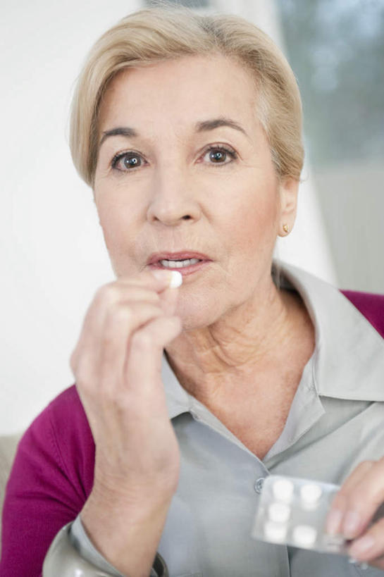 西方人,脸,头,脸颊,手,一个人,坐,吃,竖图,室内,特写,白天,正面,安全,水,杯子,欧洲,欧洲人,双手,仅一个女性,仅一个人,握,阴影,服装,朦胧,模糊,反射,药剂,药丸,液体,影子,防护,注视,休闲装,饮用水,药片,肩膀,玻璃制品,一个,衣服,水杯,药品,矿泉水,观察,看,休闲,手部,休闲服,治疗,握着,服饰,仅一个老年女性,单个,观看,保护,药物,察看,医疗,关注,保险,预防,蒸馏水,平安,老年女性,女人,女性,白种人,头部,脸部,脸蛋,面部,玻璃杯,嚼,食,坐着,半身,彩图