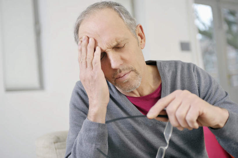 西方人,一个人,坐,闭眼,横图,室内,白天,正面,窗户,欧洲,欧洲人,仅一个男性,仅一个人,一副,撑,阴影,服装,反射,眼镜,影子,墙,休闲装,玻璃窗,墙壁,墙面,衣服,白色,仅一个老年男性,休闲,疼痛,休闲服,服饰,悲伤,撑着,痛苦,近视眼镜,疾苦,苦楚,老年男性,男人,男性,白种人,闭眼睛,闭着眼,闭着眼睛,坐着,半身,彩图