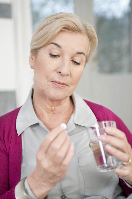 西方人,手,一个人,坐,竖图,室内,白天,正面,安全,水,杯子,欧洲,欧洲人,双手,仅一个女性,仅一个人,握,阴影,服装,朦胧,模糊,反射,药剂,药丸,液体,影子,防护,注视,休闲装,饮用水,药片,玻璃制品,一个,衣服,水杯,药品,矿泉水,观察,看,休闲,手部,休闲服,治疗,握着,服饰,仅一个老年女性,单个,观看,保护,药物,察看,医疗,关注,保险,预防,蒸馏水,平安,老年女性,女人,女性,白种人,玻璃杯,坐着,半身,彩图