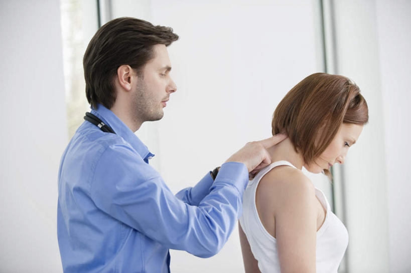 西方人,两个人,医生,病人,站,横图,室内,白天,侧面,衬衫,按摩,欧洲,欧洲人,阴影,服装,检查,反射,影子,墙,注视,休闲装,墙壁,墙面,一个,衣服,蓝色,白色,听诊器,观察,看,站着,医护人员,医疗人员,享受,休闲,健康,休闲服,搭,保健,服饰,单个,观看,察看,医疗设备,搭着,关注,病患,医疗器械,医疗工具,指压,检测工具,男人,男性,年轻女性,女人,女性,中年男性,白种人,大夫,患者,就医者,站立,半身,彩图,衬衣,推拿