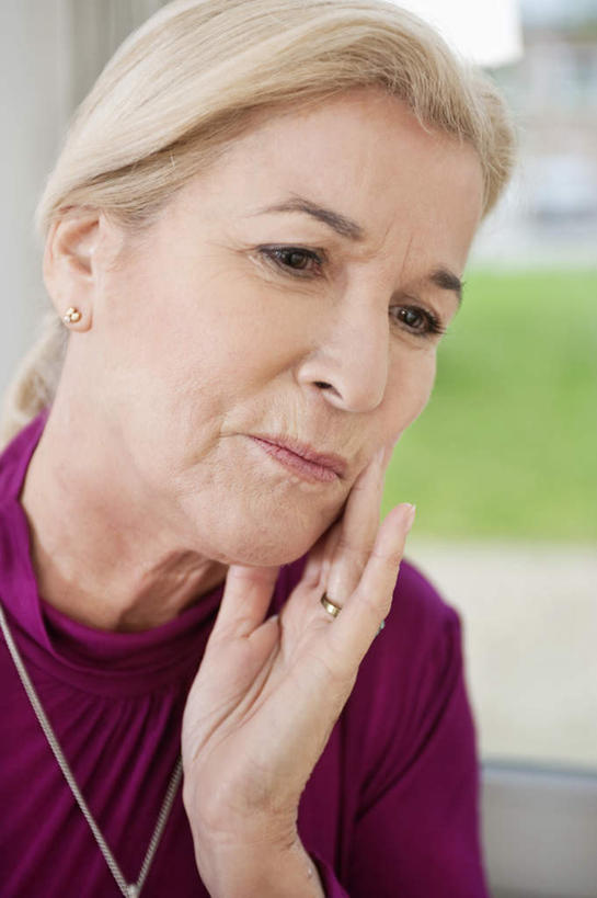 西方人,脸,头,脸颊,手,头发,一个人,摸,竖图,室内,特写,白天,正面,毛衣,窗户,项链,欧洲,欧洲人,仅一个女性,仅一个人,一条,抚摸,阴影,服装,朦胧,模糊,反射,影子,注视,休闲装,肩膀,玻璃窗,装饰品,衣服,紫色,白色,饰品,首饰,观察,看,休闲,疼痛,手部,休闲服,服饰,仅一个老年女性,观看,单手,悲伤,察看,关注,痛苦,线衫,疾苦,苦楚,老年女性,女人,女性,白种人,头部,直发,脸部,脸蛋,面部,触摸,接触,半身,彩图,绒衣,套衫,套头毛衣,线衣