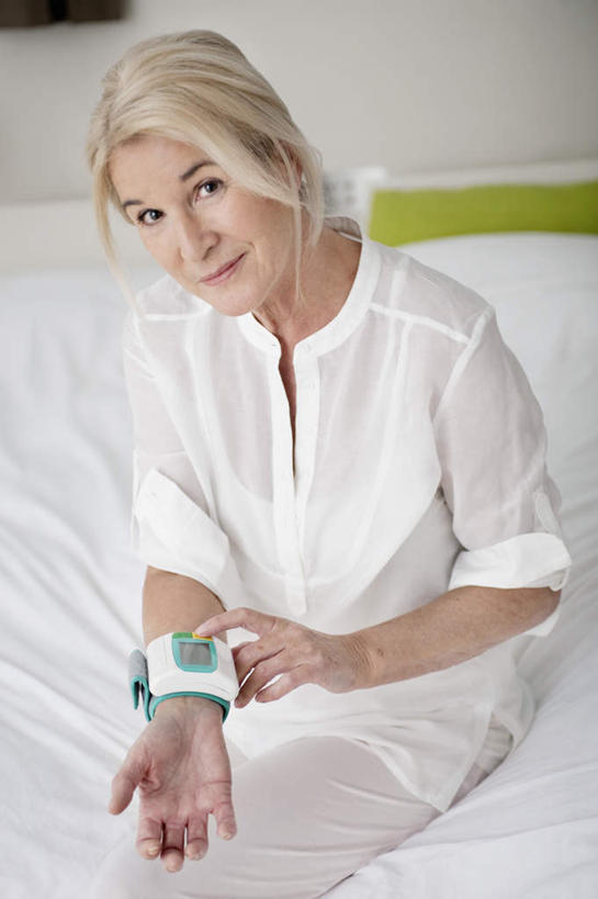 西方人,手,一个人,笑,微笑,竖图,俯视,室内,白天,欧洲,欧洲人,双手,仅一个女性,仅一个人,阴影,服装,反射,测量,影子,刻度,注视,休闲装,衣服,观察,看,休闲,手部,休闲服,服饰,仅一个老年女性,观看,测量工具,察看,医疗设备,血压计,关注,医疗器械,量具,量仪,血压表,老年女性,女人,女性,白种人,半身,彩图,高角度拍摄