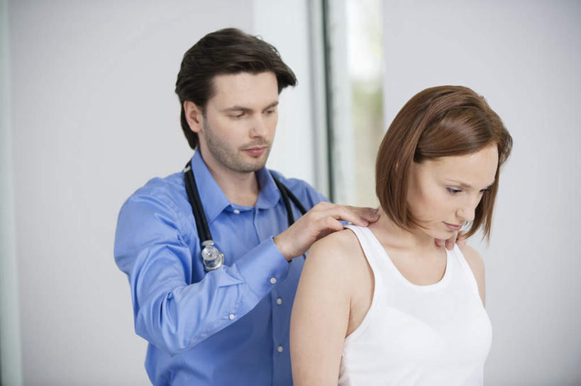 西方人,两个人,医生,病人,站,横图,室内,白天,正面,衬衫,按摩,欧洲,欧洲人,阴影,服装,检查,反射,影子,墙,注视,休闲装,墙壁,墙面,一个,衣服,蓝色,白色,听诊器,观察,看,站着,医护人员,医疗人员,享受,休闲,健康,休闲服,搭,保健,服饰,单个,观看,察看,医疗设备,搭着,关注,病患,医疗器械,医疗工具,指压,检测工具,男人,男性,年轻女性,女人,女性,中年男性,白种人,大夫,患者,就医者,站立,半身,彩图,衬衣,推拿