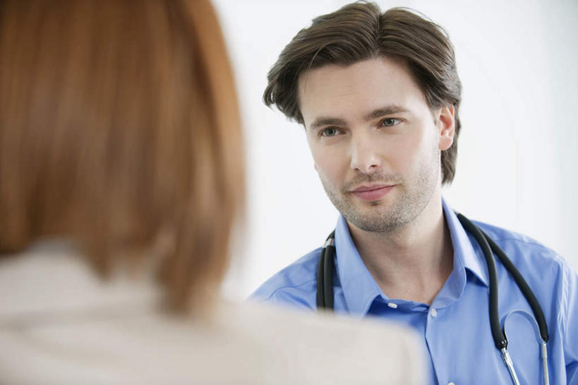 西方人,脸,头,脸颊,背部,两个人,医生,病人,笑,微笑,露齿笑,横图,室内,特写,白天,正面,衬衫,欧洲,欧洲人,阴影,服装,朦胧,模糊,反射,影子,注视,休闲装,肩膀,相视,一个,衣服,听诊器,观察,看,医护人员,医疗人员,休闲,面对面,休闲服,服饰,单个,观看,对视,察看,医疗设备,互视,关注,病患,医疗器械,相对,医疗工具,相看,检测工具,男人,男性,年轻女性,女人,女性,中年男性,白种人,头部,脸部,脸蛋,面部,大夫,患者,就医者,半身,彩图,衬衣